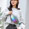 Sac Banane Holographique : L’Accessoire Retro et Futuriste
