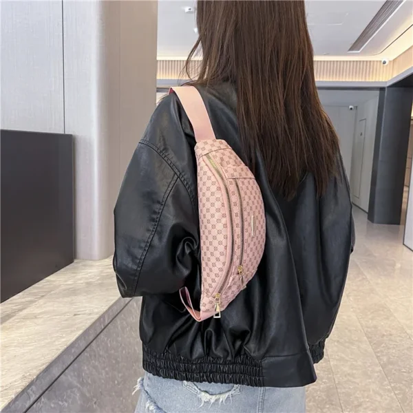 Sac Banane motifs LV Chic : Élégance et Luxe à Porter au Quotidien
